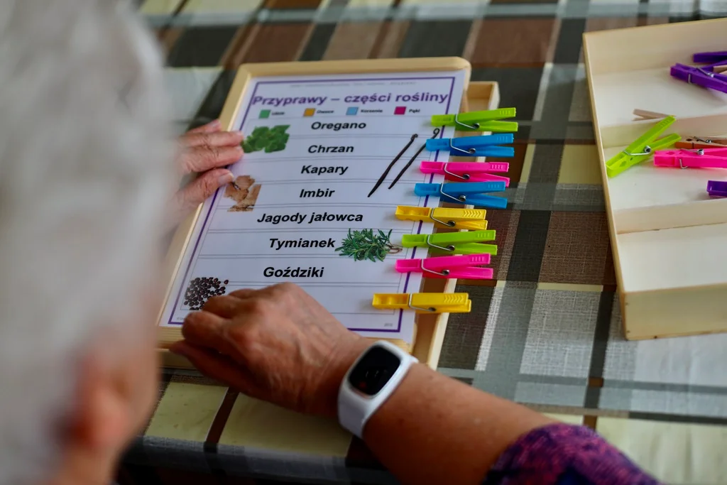 Lublin: Kolejni seniorzy dostaną opaski życia. Urządzenia pomagają wezwać pomoc - Zdjęcie główne
