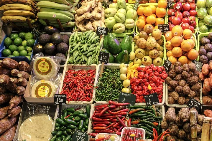 Ile trzeba zapłacić za warzywa i owoce na targowiskach? Ceny na lokalnych targach w połowie grudnia 2023 r - Zdjęcie główne