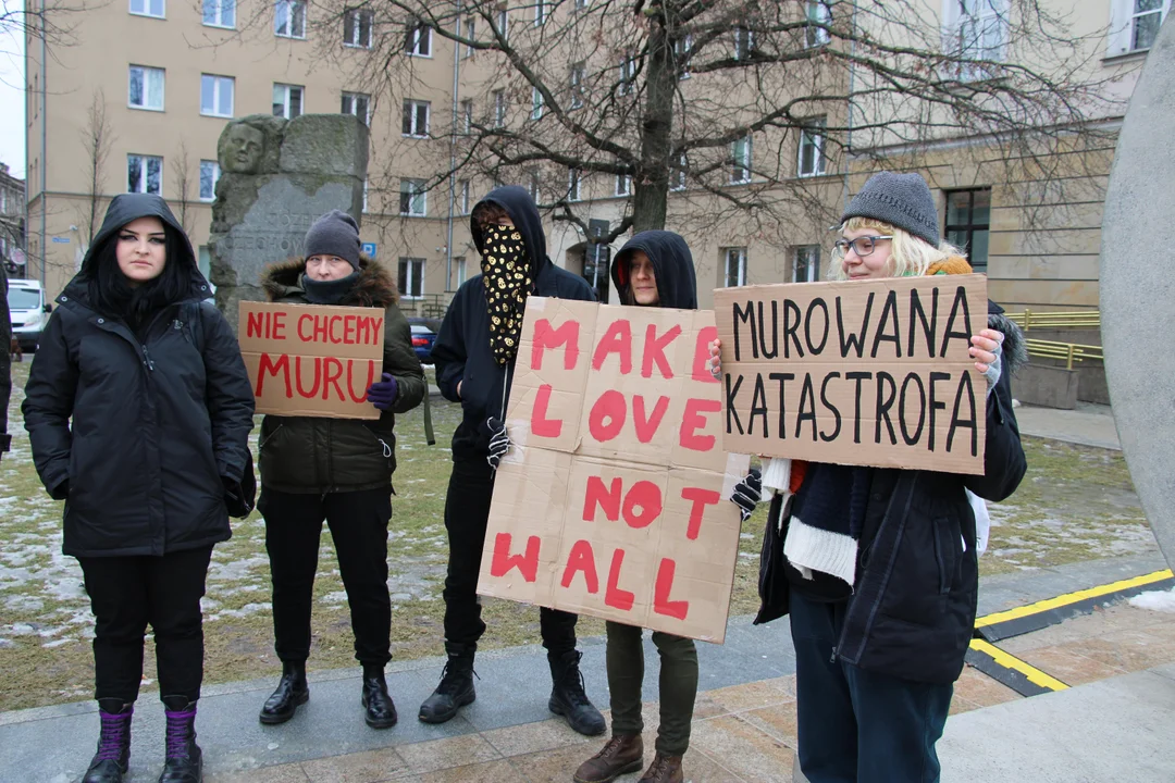 Lublin: Protestowali przeciwko budowie muru na granicy z Białorusią [GALERIA, WIDEO] - Zdjęcie główne
