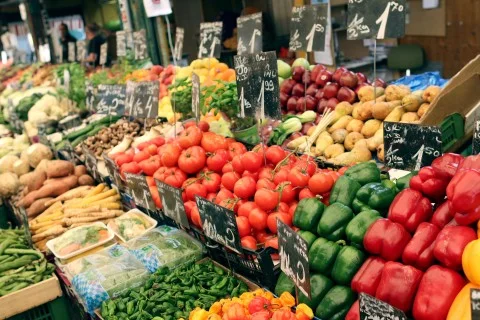Ceny z targowisk. Ile więcej zapłacimy za warzywa i owoce ? - Zdjęcie główne