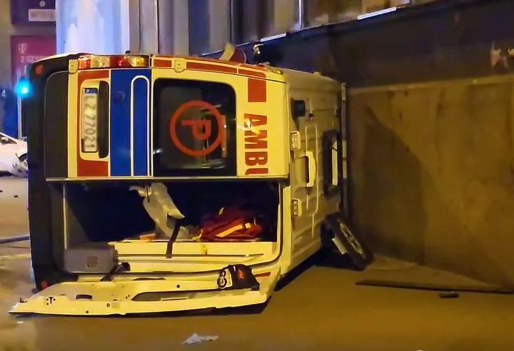 Wypadek karetki w Lublinie: trzy osoby zostały w szpitalu - Zdjęcie główne