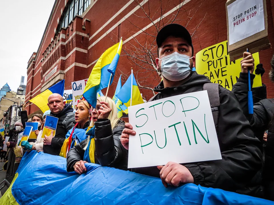 Ukraina odpiera rosyjski atak. Zachód zaostrza sankcje - Zdjęcie główne
