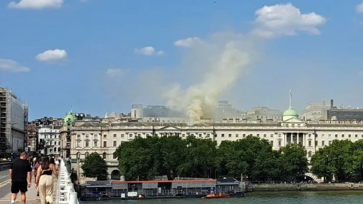 Pożar w Londyńskim Somerset House. W budynku przechowywane są setki wybitnych dzieł - Zdjęcie główne