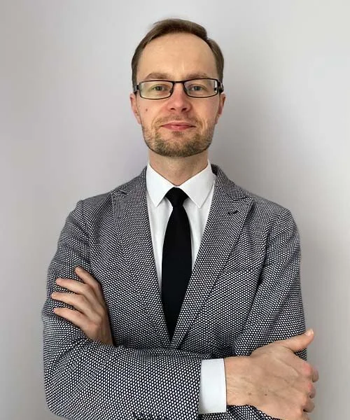 W 2021 roku do grona profesorów dołączył, ukończywszy 38 lat, Wojciech Piątek z Uniwersytetu im. Adama Mickiewicza w Poznaniu.