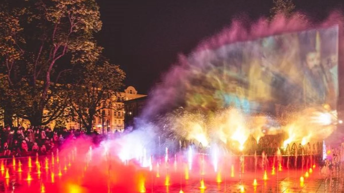 Pokazy multimedialne na placu Litewskim. Co zobaczymy w najbliższy weekend? - Zdjęcie główne