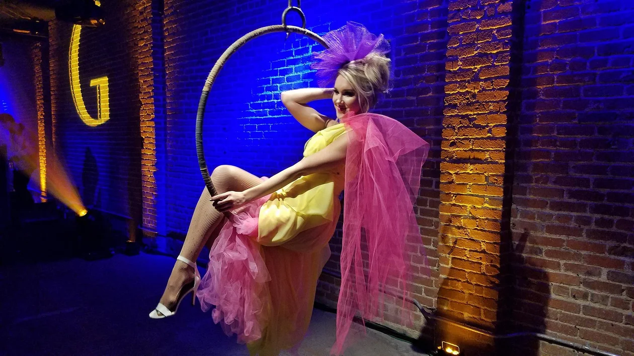Burleska. Szkoła tańca Art Dance, wylicza, że ta forma ćwiczeń pozwoli każdej kobiecie odkryć w sobie zmysłową naturę. Ten subtelny i tajemniczy taniec jest zarówno wspaniałą metodą na modelowanie sylwetki, jak i formą ekspresji artystycznej. Jest wspaniałą zabawą przy muzyce w kobiecym gronie, która daje mnóstwo radości i satysfakcji. 