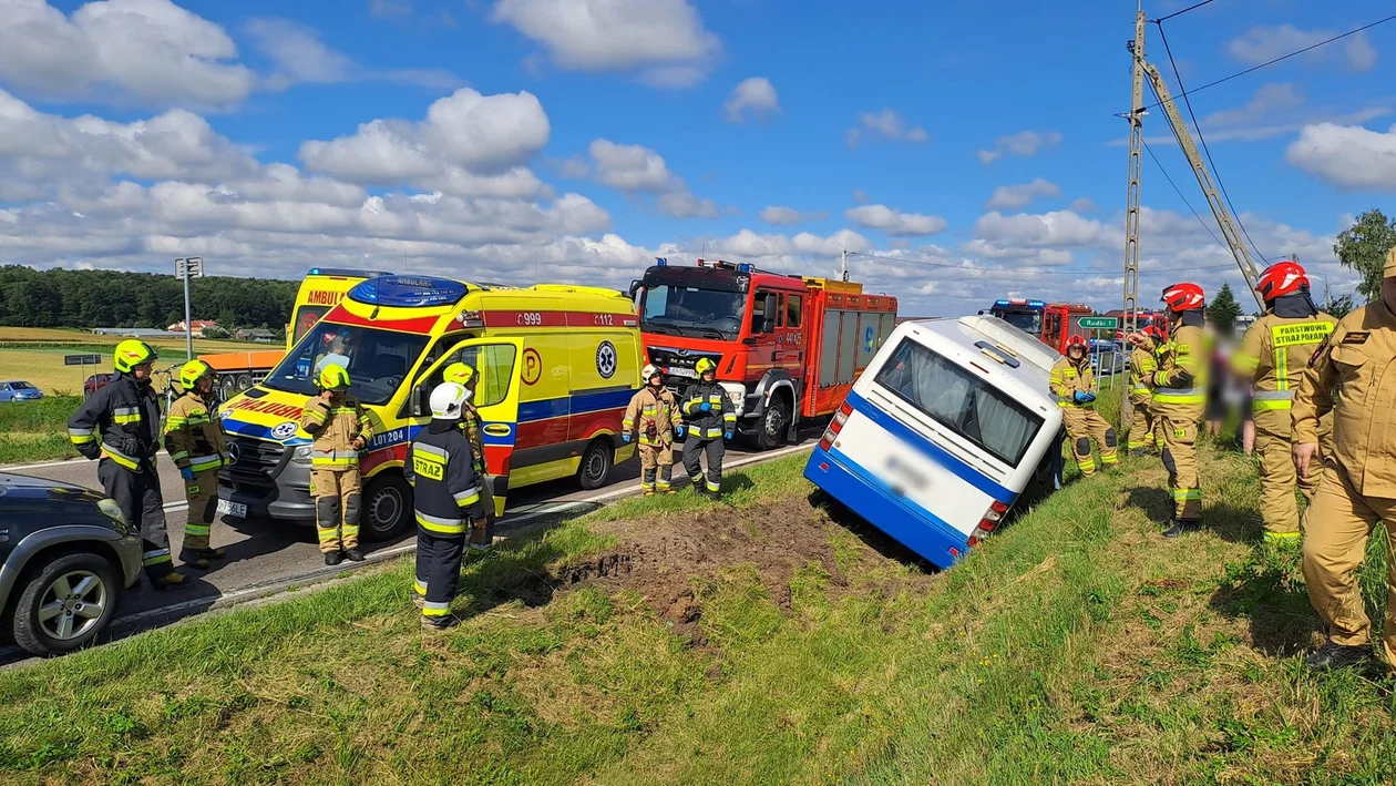 Województwo lubelskie: Autobus wycieczkowy wjechał do przydrożnego rowu. Droga zablokowana - Zdjęcie główne