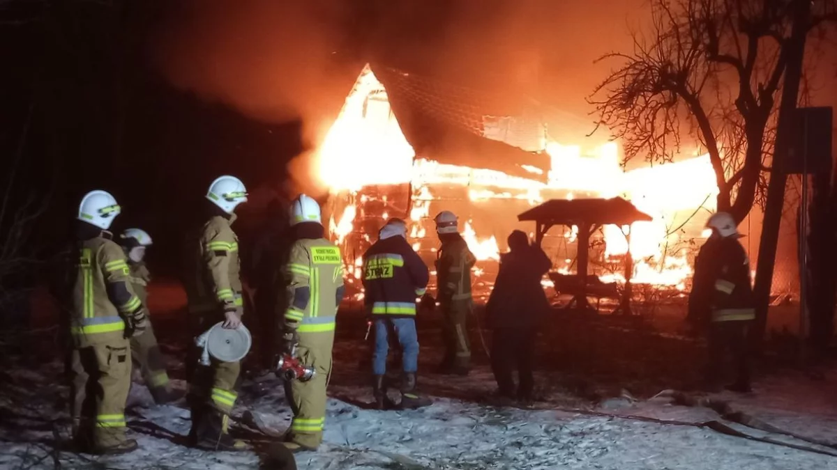 Lubelskie. 16 zastępów straży walczyło z pożarem domu - Zdjęcie główne