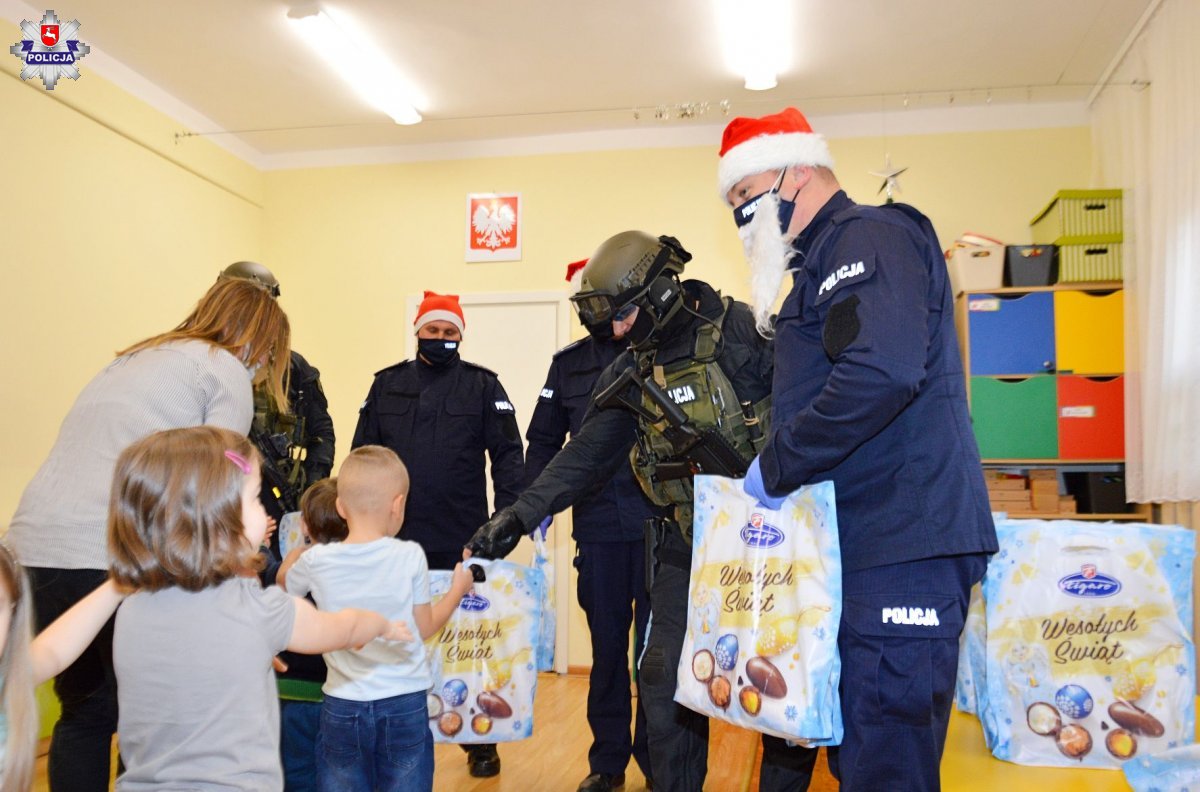 Dzielnicowi i kontrterroryści z prezentami u dzieci - Zdjęcie główne
