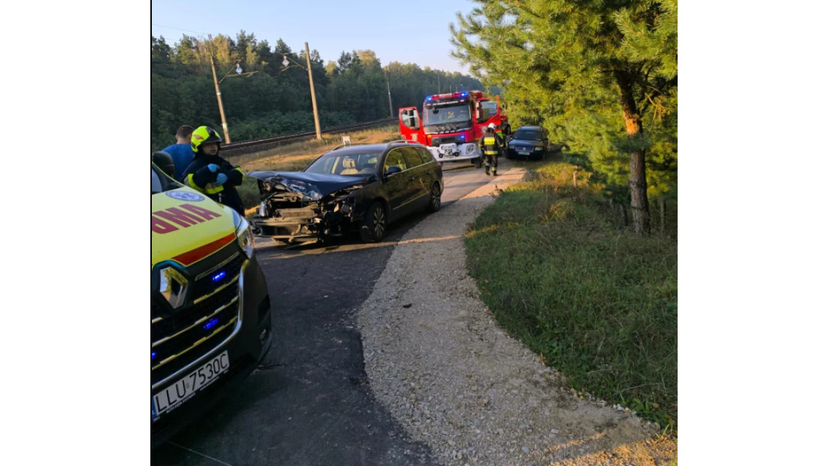 Osobówka wjechała pod pociąg. Interweniowali strażacy - Zdjęcie główne