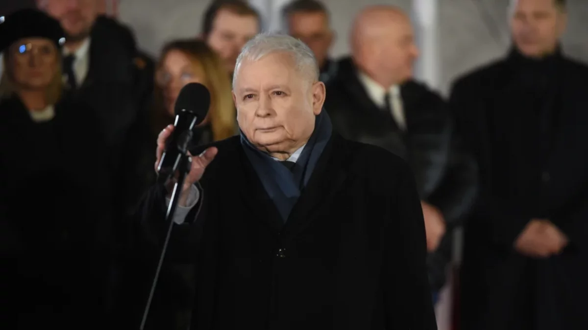 Kaczyński witany kwiatami w lubelskim szpitalu. Zamknięto też dla niego pół oddziału - Zdjęcie główne