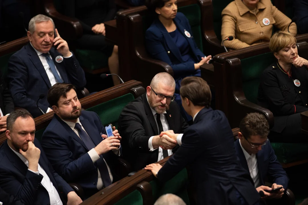 "Sąd" na posłami Konfederacji. Wicemarszałek Bosak dalej na stanowisku, Braun pozbawiony immunitetu - Zdjęcie główne