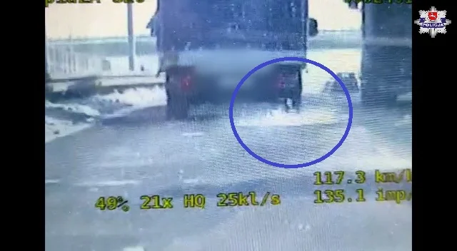 Województwo lubelskie: Kawałek lodu spadł z ciężarówki na Fiata - Zdjęcie główne