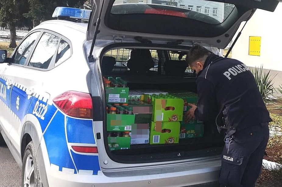 Powiat puławski : Policjanci z Kurowa dbają o bezpieczeństwo osób z Ukrainy i zapewniają im pomoc - Zdjęcie główne