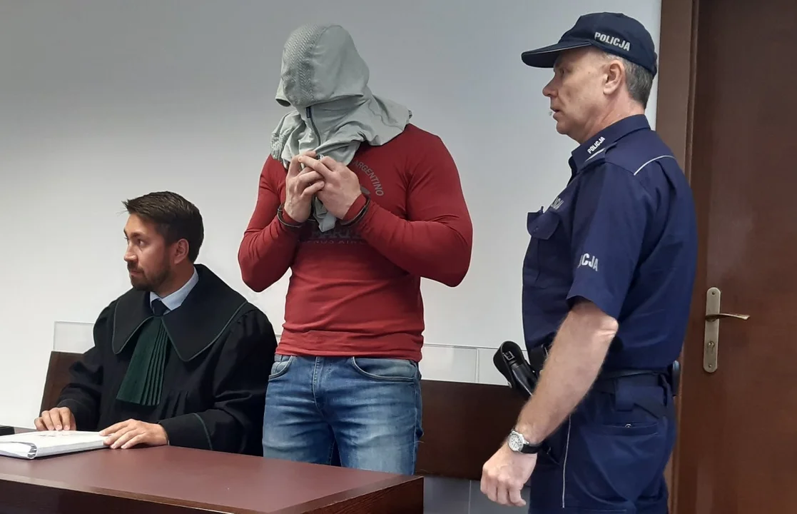 Lublin: W sądzie skrył twarz za bluzą. Dostał wyrok za bicie i duszenie kierowcy BOLT-a - Zdjęcie główne