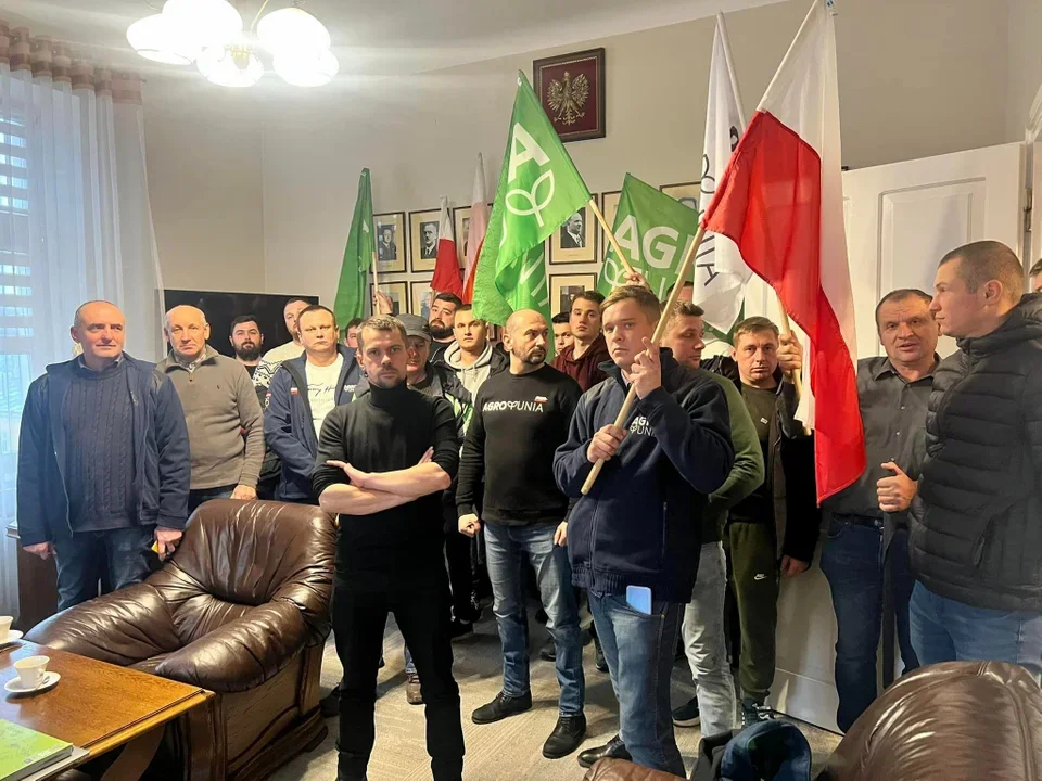 Lublin: Rolnicy okupujący urząd usłyszeli zarzuty - Zdjęcie główne