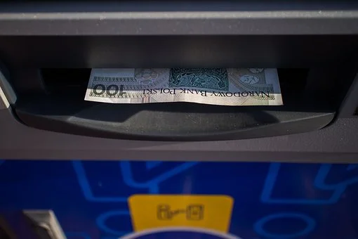 Lublin: Ktoś zostawił wypłacone pieniądze z bankomatu. Policja szuka właściciela - Zdjęcie główne