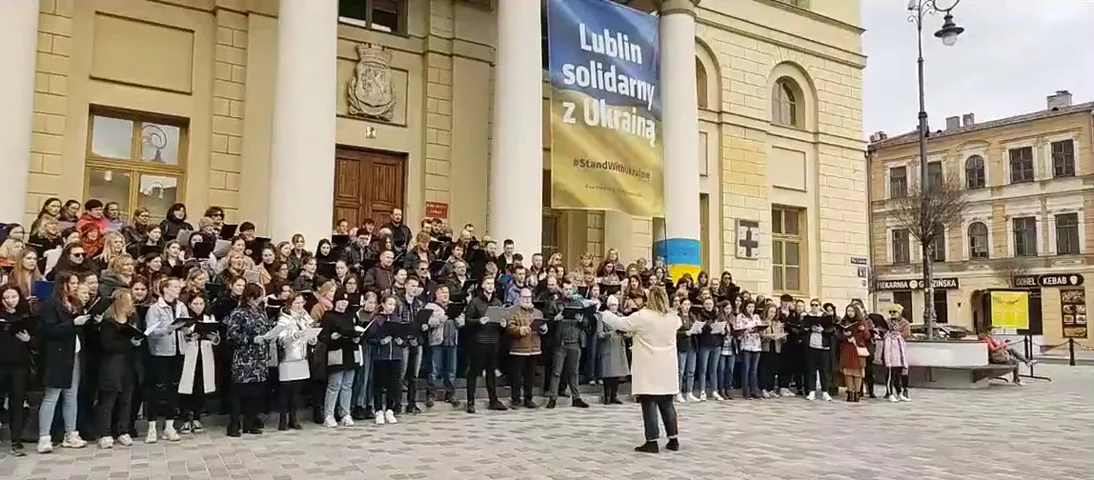 Chóralna modlitwa o pokój na Placu Łokietka w Lublinie [ZOBACZ ZDJĘCIA] - Zdjęcie główne