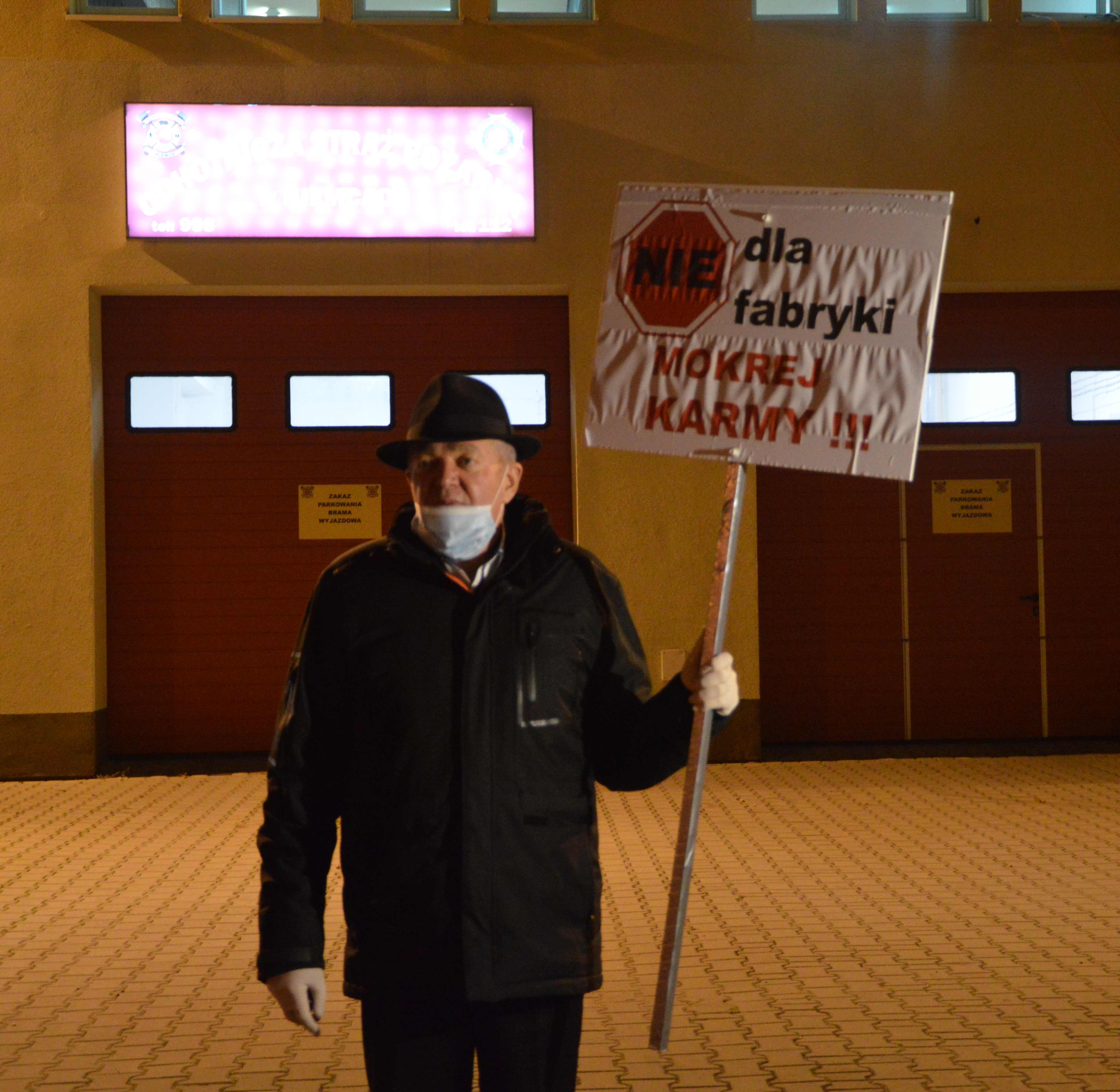 Protest w Niemcach: "Nie dla fabryki mokrej karmy!". Wójt też chwycił za baner [GALERIA] - Zdjęcie główne
