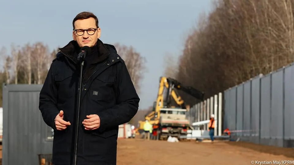 Kraj: Premier Morawiecki odwiedził budowę muru na granicy z Białorusią: Polska granica to jest świętość [WIDEO, ZDJĘCIA] - Zdjęcie główne