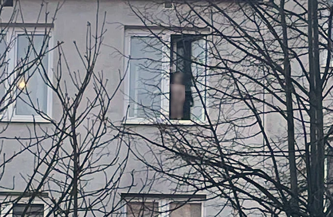 Województwo lubelskie: Dzieci wychylały się przez okno i wołały matkę. Strażacy wyważyli drzwi do mieszkania - Zdjęcie główne