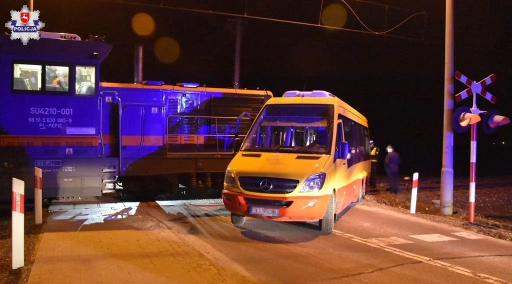 Województwo lubelskie: Autobus zderzył się z lokomotywą - Zdjęcie główne