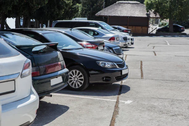 Lublin: Ogrodzenie parkingu na Czubach niebezpieczne? - Zdjęcie główne