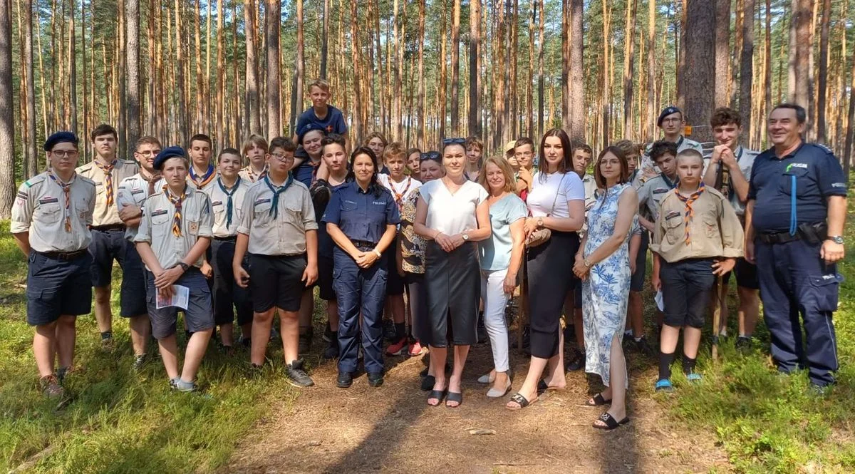 Mundurowi odwiedzili obóz harcerski. Rozmawiali o narkotykach i alkoholu - Zdjęcie główne