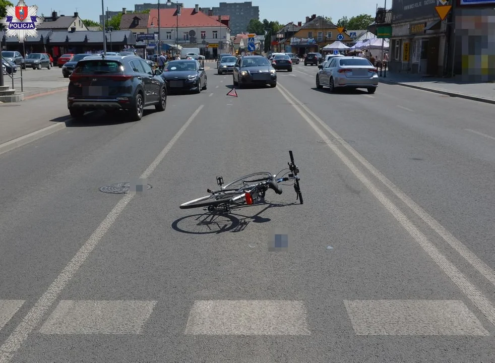 60-latek wjechał na przejazd rowerowy prosto przed samochód. Trafił do szpitala - Zdjęcie główne