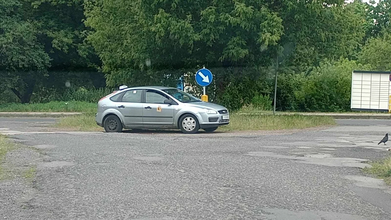  Lublin. Mistrz parkowania u zbiegu ulicy Nowomiejskiej i Sowińskiego. "Za nic miał uwagi by zaparkował w innym miejscu" - Zdjęcie główne