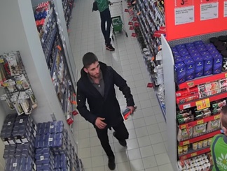 Policja szuka złodzieja. Ukradł czapki i skarpetki w lubelskim sklepie - Zdjęcie główne