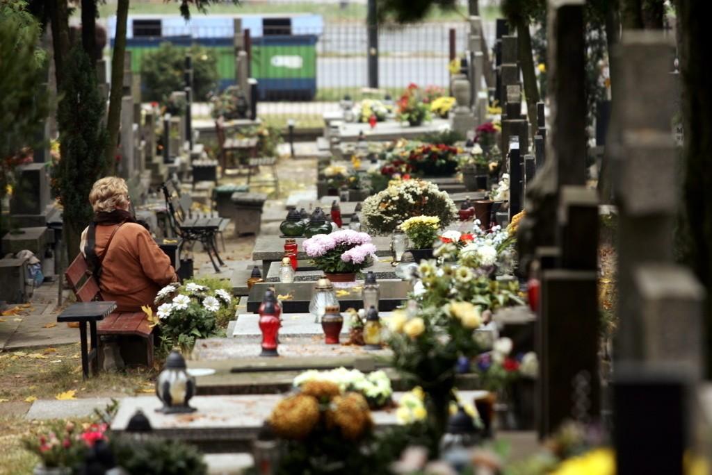 Lublin: Śmierć i upamiętnianie zmarłych w mediach społecznościowych. Komentarz eksperta KUL - Zdjęcie główne