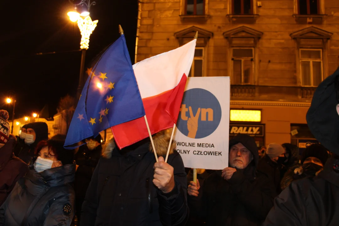 Lublin: Ponad 1000 osób w obronie mediów i przeciwko "lex TVN". Pod Ratuszem odbyła się manifestacja [GALERIA, WIDEO] - Zdjęcie główne