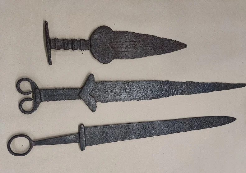 Lublin: Trzy zabytkowe miecze w przesyłce pocztowej. Służby natrafiły na nietypową paczkę z Ukrainy - Zdjęcie główne