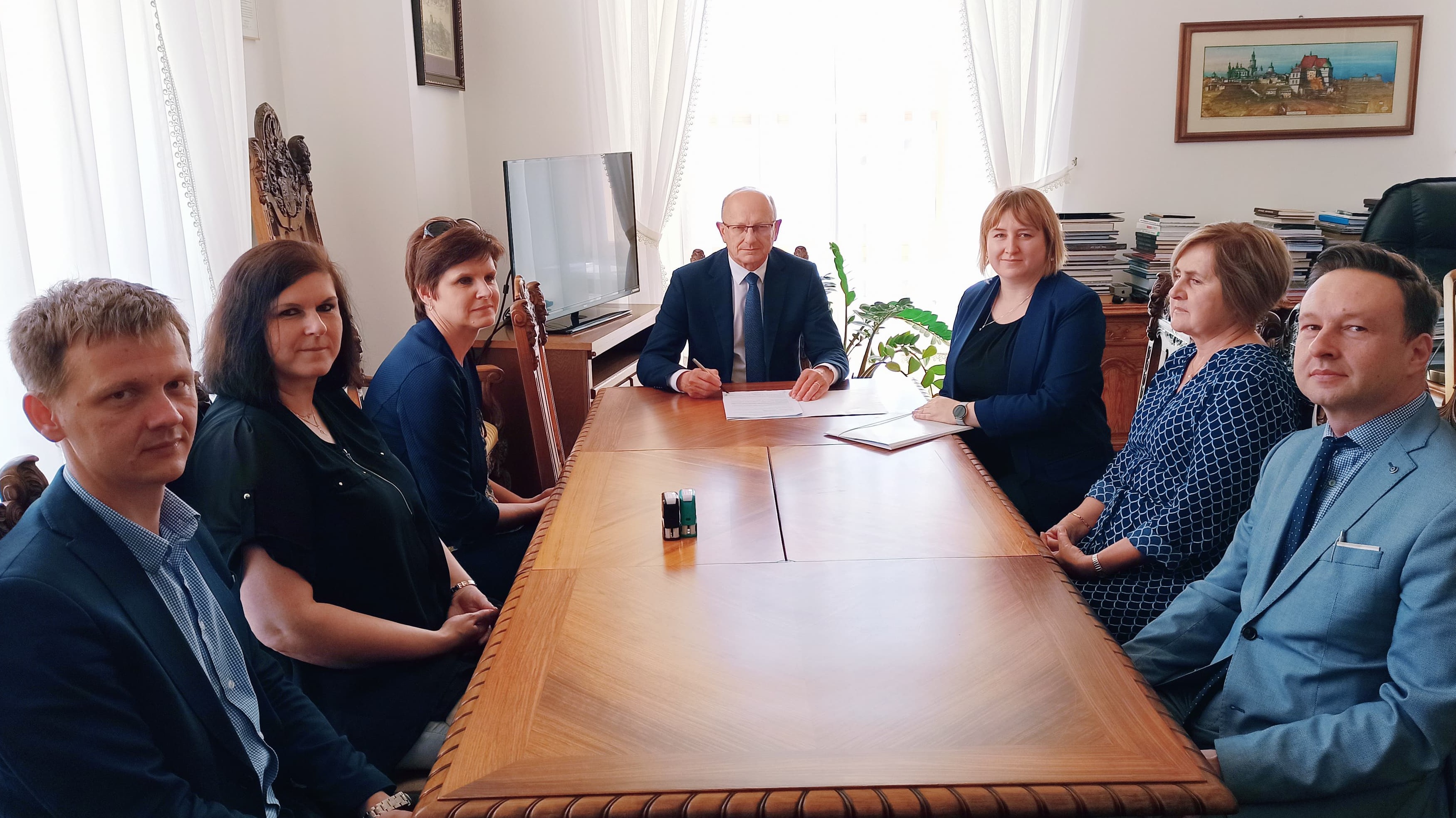Krzysztof Żuk sfinalizował umowy – ponad pół miliona złotych na wsparcie osób z niepełnosprawnościami  - Zdjęcie główne