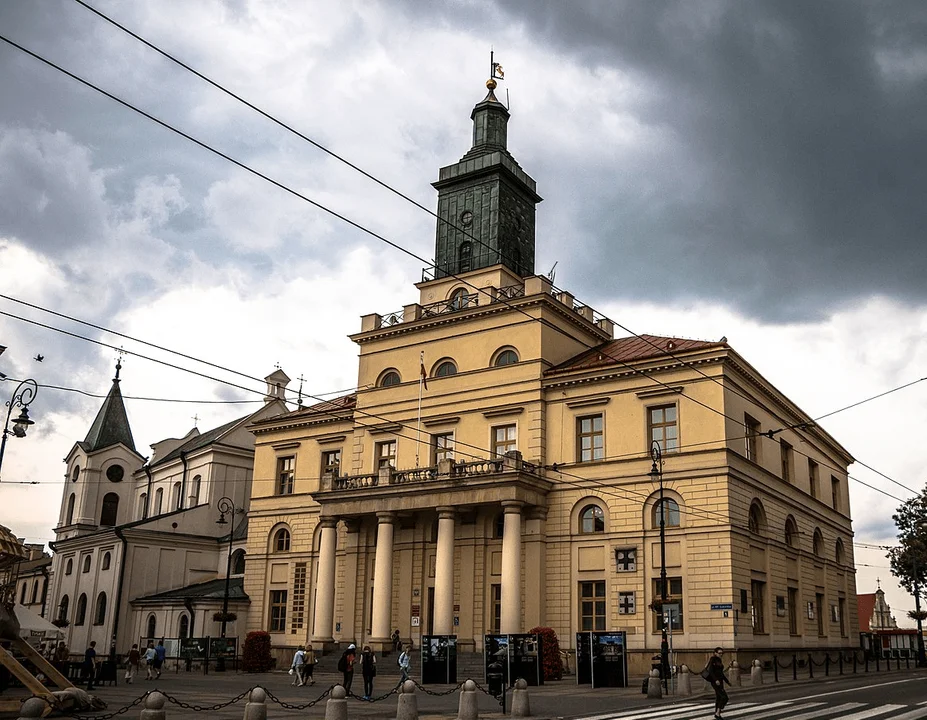 Lublin: Urząd Miasta miał dostać informację o ładunku wybuchowym. Służby sprawdzają budynek - Zdjęcie główne