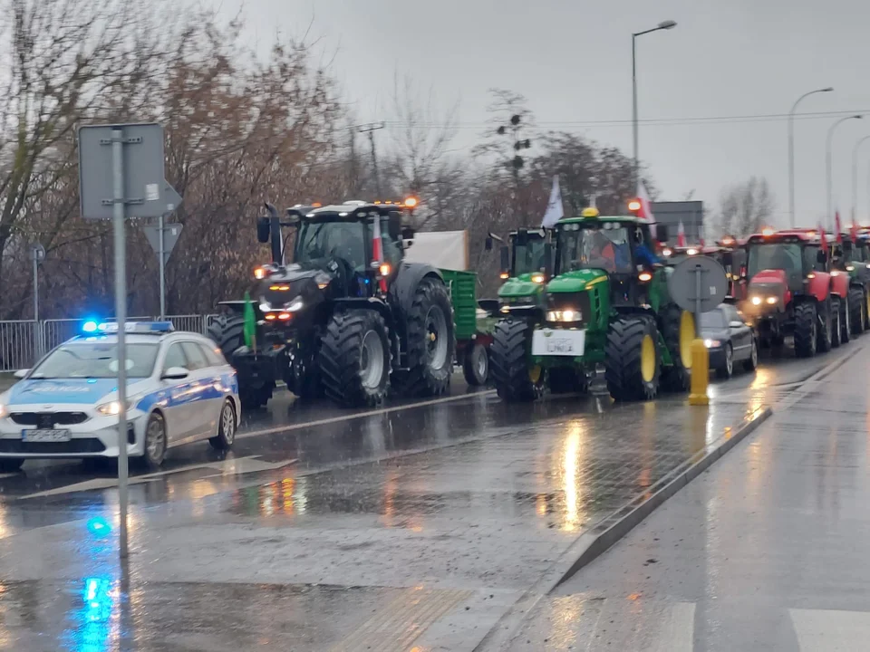 Województwo lubelskie: Trwają protesty rolników. Czuwa policja, organizowane są objazdy - Zdjęcie główne