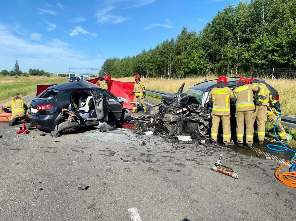 W niedzielę po południu, na trasie S22 koło Kamiennika Wielkiego (woj. warmińsko-mazurskie), doszło do czołowego zderzenia dwóch pojazdów