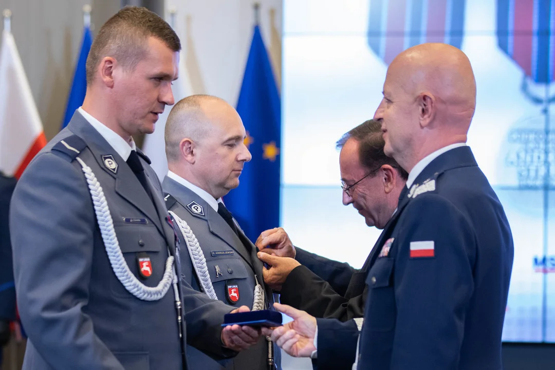 Policjant z Łukowa odznaczony medalem. Razem z innym mundurowym uratował mężczyznę z pożaru - Zdjęcie główne