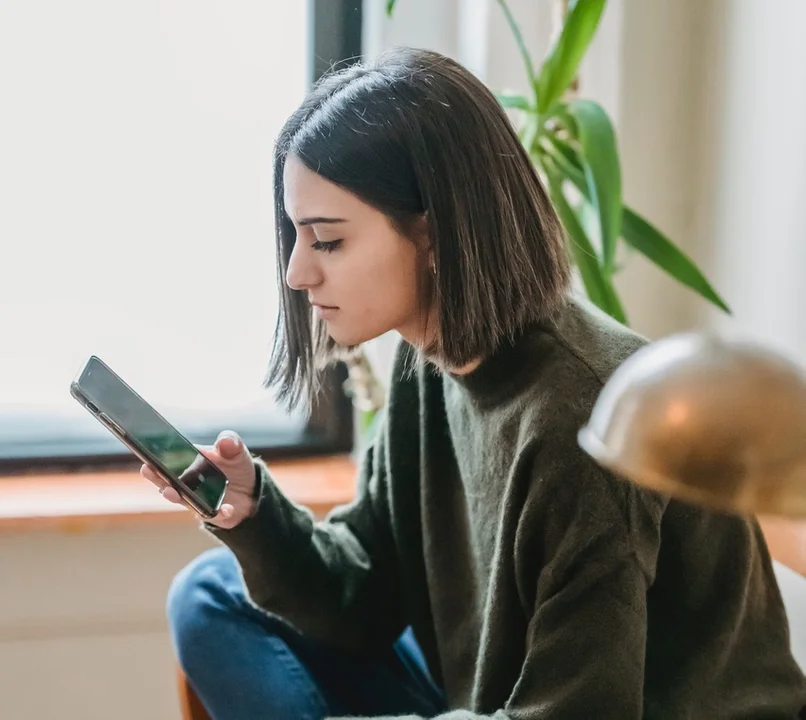 Informacja o telefonie zaufania sprzeczna z podstawową programową? Tak uważa MEiN - Zdjęcie główne