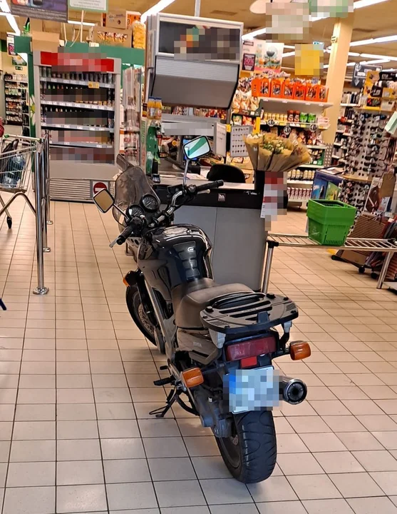 Województwo lubelskie: Motocyklem wjechał do supermarketu. Zaczął trąbić na wezwanych policjantów - Zdjęcie główne