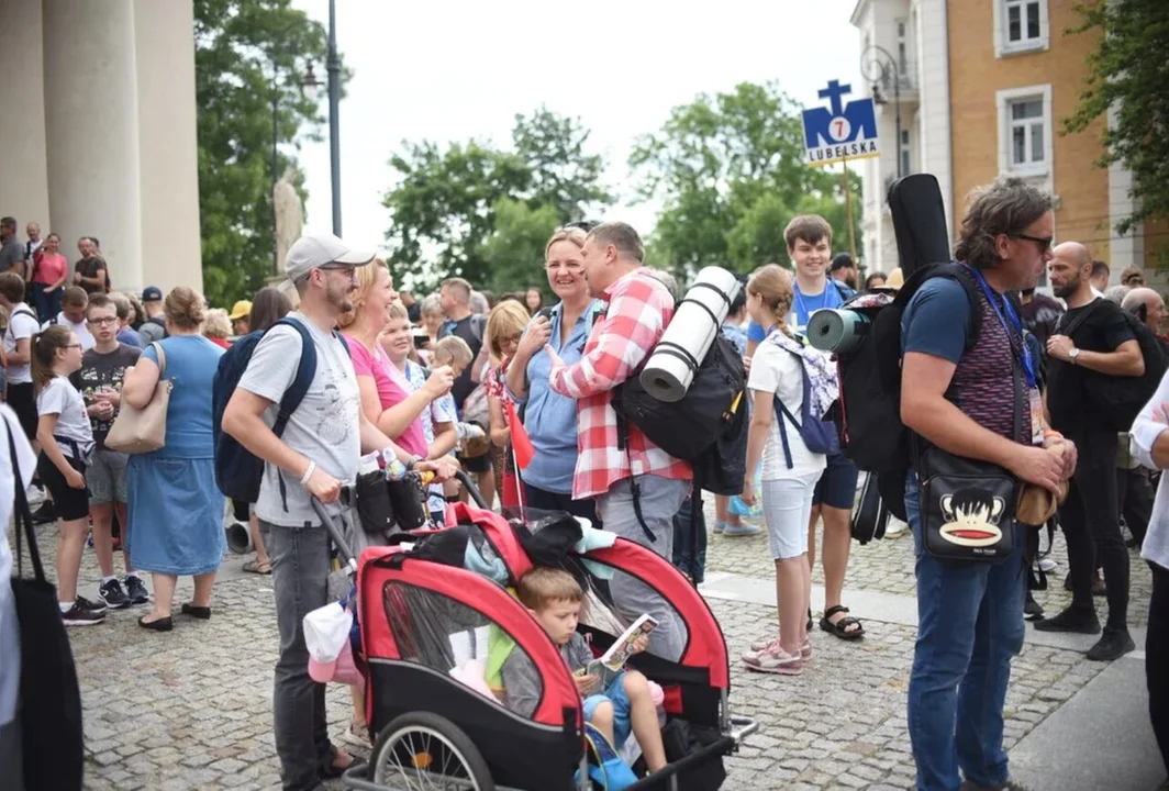 Piesza pielgrzymka na Jasną Górę. Pątnicy z regionu już na szlaku, jutro dołączy Lublin [MAPA] - Zdjęcie główne