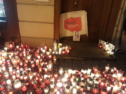 "Pogrzeb Praw Kobiet" w Lublinie. Kilkaset osób zamanifestowało sprzeciw wobec decyzji Trybunału Konstytucyjnego - Zdjęcie główne