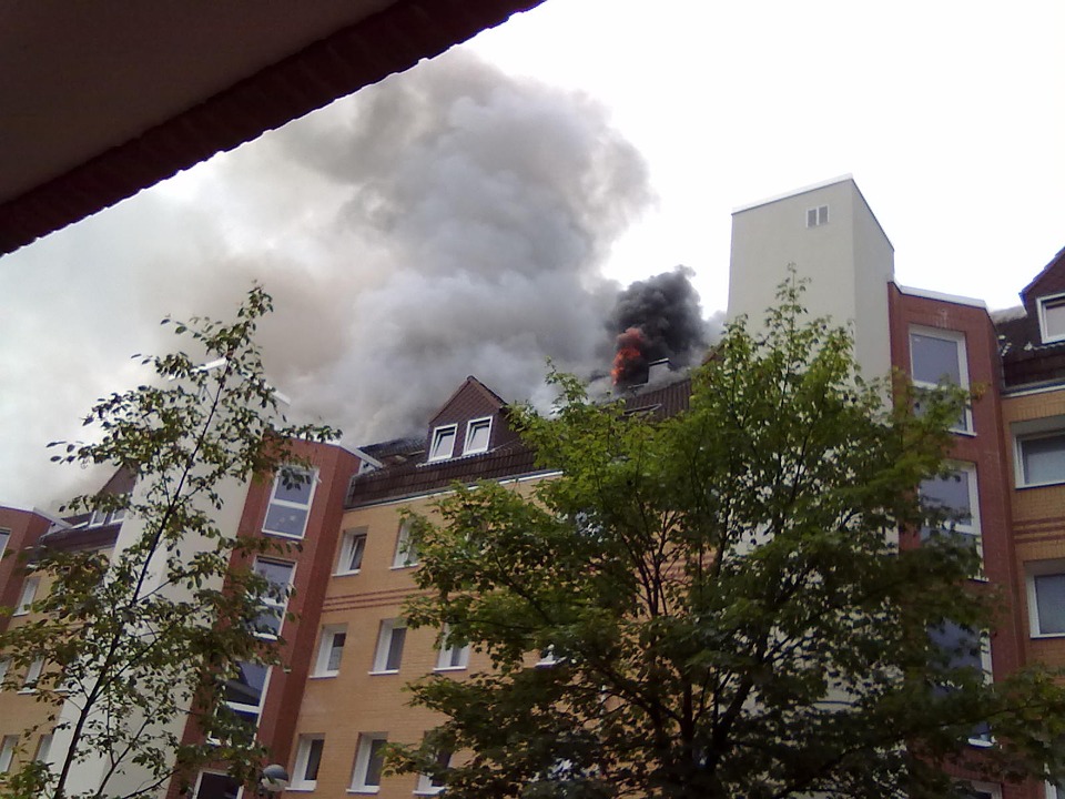 Zauważyli wydobywający się z okien mieszkania dym - Zdjęcie główne