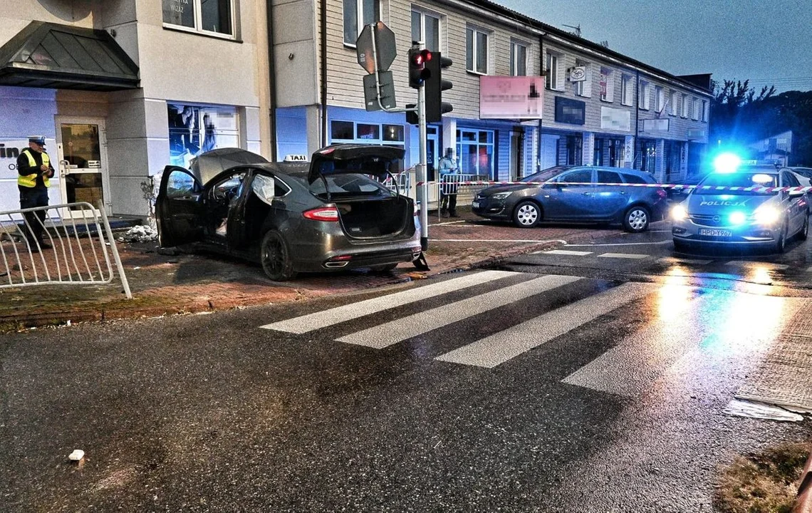 Łuków: 70-latek wjechał samochodem w ścianę budynku. Nowe informacje - Zdjęcie główne