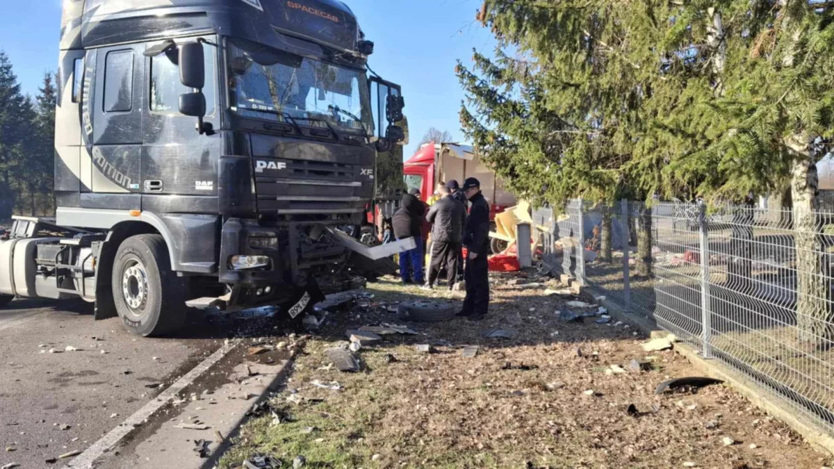 Bus zderzył się z ciężarówką, ruch na drodze zablokowany (zdjęcia) - Zdjęcie główne