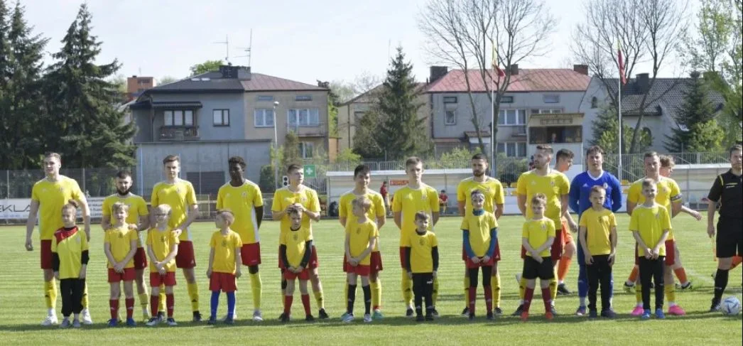 Orlęta z punktem. I ten rzut karny... - Zdjęcie główne