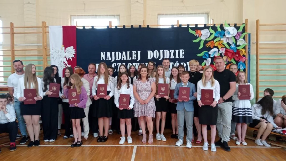 Wójt nagrodziła najlepszych. Lista stypendystów z gminy Wola Mysłowska - Zdjęcie główne