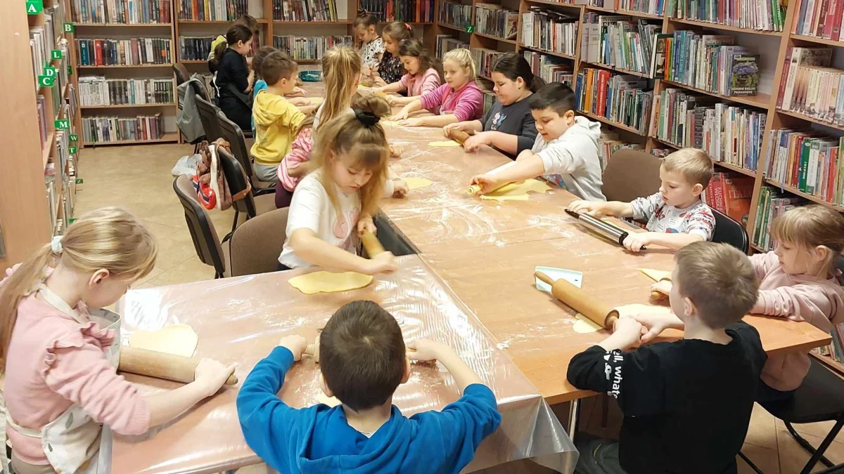 Czy te faworki doczekają Tłustego Czwartku? Kulinarne warsztaty w bibliotece - Zdjęcie główne