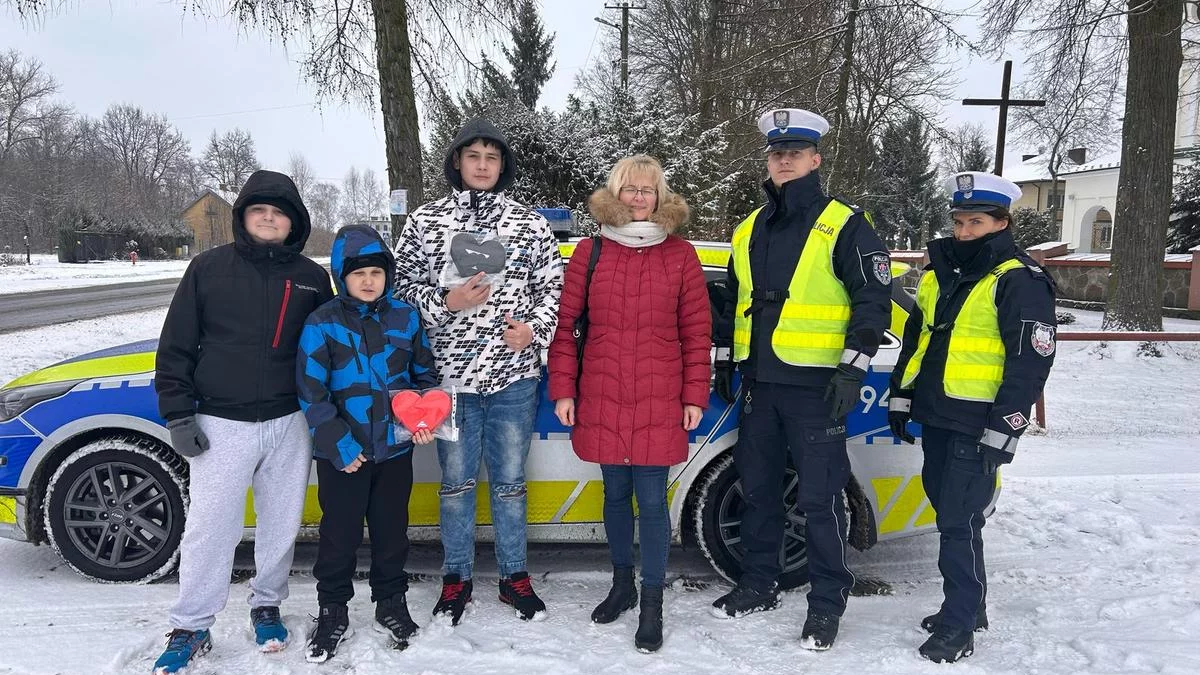 Czarne i czerwone serducha dla kierujących! Taka akcja dzieci z policją! - Zdjęcie główne